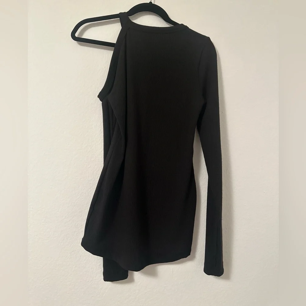 Renee C Rib Cutout Long Sleeve Tee - Picture 5 of 6